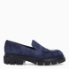 Mocasines clásicos de la marca Munné, modelo ARALIA. Mocasines en ante color azul marino. Mocasines Munné con un estilo contemporáneo que combina elegancia con aire moderno y urbano. Mocasines Munné destacad por su suela dentada gruesa, con un pequeño tacón integrado que estiliza ligeramente la silueta sin renunciar a la comodidad. Mocasines Munné ARALIA, un complemento versátil y sofisticado, perfecto para dar un toque actual tanto a looks de oficina como a estilismos más casual.