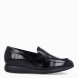 Mocasines confort de la marca Pie Santo, modelo VIENA. Confeccionados en piel con un sofisticado acabado en charol grabado negro de primera calidad, destacan por su antifaz clásico y su diseño atemporal perfecto para cualquier ocasión. Pensados especialmente para pies delicados o que precisan el uso de plantillas ortopédicas, incorporan una plantilla anatómica extraíble de piel perforada, altamente transpirable y acolchada para garantizar máxima comodidad y descanso. Su piso de goma ligera con sutil cuña absorbe los impactos al caminar, aportando estabilidad, flexibilidad y un agarre seguro durante todo el día. ¡La unión perfecta entre confort terapéutico y elegancia de diario!