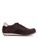 Deportiva confort de la marca Pie Santo, modelo BERRY. Confeccionadas en una combinación de nailon técnico acolchado y refuerzos de serraje en un favorecedor tono burdeos, destacan por su talonera en contraste crudo y su diseño de estilo retro running.Especialmente pensadas para garantizar el máximo confort, incorporan una plantilla anatómica extraíble de la línea Naturfoot, ideal para pies delicados o que requieran el uso de plantillas ortopédicas. Disponen de cierre con cordones al tono para un ajuste a medida y un piso plano con entresuela ligera y suela de goma dentada en color caramelo, que asegura una pisada suave, amortiguada y con excelente tracción. ¡Comodidad y ligereza para tus paseos diarios!