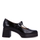 Zapatos estilo merceditas con tacón de la marca Pie Santo, modelo VALENTINA. Confeccionadas en piel con acabado de charol arrugado marrón chocolate, destacan por su diseño retro en T y puntera cuadrada. Incorporan una plantilla interior acolchada, cierre de hebilla ajustable y un tacón ancho de 6 cm con plataforma delantera de goma flexible para caminar con total confort. Ideales para combinar con pantalones de vestir, faldas midi o tejanos anchos. ¡Elegancia y comodidad asegurada!