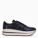 Deportiva de la marca Premiata, modelo BETH. Exterior de la deportiva en naylon color negro con detalle de logo. Interior de la deportiva de piel de color blanco. Cierre de la deportiva con cordones negros. Deportiva con suela de goma, con 4 cm de plataforma. Deportiva con plantilla acolchada para garantizar la máxima comodidad en cada paso. La deportiva de Premiata modelo BETH es una deportiva muy cómoda para el día a día con la que seguro que marcarás estilo y tendencia.