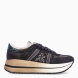 Deportiva de la marca Premiata, modelo BETH. Exterior de la deportiva en naylon color negro con detalle de logo en lateral. Interior de la deportiva de piel de color blanco. Cierre de la deportiva con cordones negros y detalla de talón en piel con efecto cocodrilo. Deportiva con suela de goma, con 4 cm de plataforma. Deportiva con plantilla acolchada para garantizar la máxima comodidad en cada paso. La deportiva de Premiata modelo BETH es una deportiva muy cómoda para el día a día con la que seguro que marcarás estilo y tendencia.