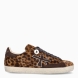 Deportivas de la marca Premiata, modelo STEVEND. Exterior de las deportivas en piel potro con detalle de animal print de leopardo. Logo de color marrón. Interior de las deportivas en piel color blanco. Cierre de las deportivas con cordones marrones. Deportivas Premiata Stevend tienen el diseño perfecto para temporada, no puede faltar este modelo clásico en tu armario!
