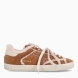 Deportivas de la marca Premiata, modelo STEVEND. Exterior de las deportivas en ante color camel. Interior de las deportivas en borrego. Cierre de las deportivas con doble cordones, blancos y colores a tono. Deportivas Premiata Stevend tienen el diseño perfecto para temporada, no puede faltar este modelo clásico en tu armario!