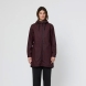 Chaqueta impermeable marca Tanta, modelo VAND. Chaqueta elaborada en poliuretano color burdeos que te mantiene abrigado y seco durante el otoño y el invierno. El aislamiento inteligente proviene de una fibra ligera tipo C que atrapa el calor corporal al tiempo que permite que salga la humedad. Este aislamiento sin plumas y transpirable brinda calidez y comodidad cuando la temperatura comienza a bajar. Esta chaqueta Tanta, cuenta con todas las costuras selladas para una mayor impermeabilidad. El abrigo Vand está acabado con una cremallera frontal impermeable y los bolsillos ocultos mantienen los objetos de valor seguros y crean una la silueta suave. No te puede faltar en el armario!