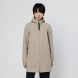 Chaqueta contemporánea de la marca Tanta, modelo NAVY. Chaqueta de largo medio muslo para el entretiempo, que combina líneas limpias y una estética minimalista con un confort excepcional. Confeccionada en tejido Bonded Softshell color beig, que une un exterior Softshell totalmente impermeable con un suave interior de terciopelo, proporciona calidez, libertad de movimiento y protección en una única construcción. Chaqueta Tanta NAVY, no puede faltar en tu armario!