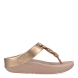 Esclavas de la marca Fitflop, modelo HALO. Esclavas elaboradas en piel color nude con detalle de círculos dorados brillantes en la pala. Esclava Fitflop con cuña de 4cm de altura. Estas esclavas Fitflop HALO son un complemento básico para esta temporada, disfrutarás de una comodidad excepcional en tu día a día.