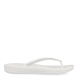 Esclavas de la marca Fitflop, modeo IQUSHIO. Esclavas elaboradas en neopreno color blanco con detalle en brillantes y suela plana. Estas esclavas Fitflop IQUSHIO son unas clásicas para esta temporada, podrás combinarlas con todos tus looks veraniegos y gozar de una comodidad máxima.