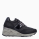 Deportivas de la marca Cetti, modelo C-1145. Exterior de las deportivas de naylon color negro. Interior de las deportivas en piel color negro. Cierre de las deportivas con cordones elásticos. Plantilla de piel acolchada para garantizar la máxima comodidad. Suela de 6cm de altura, incluyendo 2cm de plataforma. La deportiva Cetti C-1145 te brindará una comodidad absoluta en tu día a día!