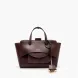 Bolso de la marca Hidesins, modelo FLAP M. Elaborado en piel de alta calidad color marrón con estampado de logotipo en frente. Bolso con botón magnético, correa bandolera ajustable y extraíble. Herrajes metálicos chapados en oro y bolsillos interiores. Medidas: alto 18cm y ancho 26cm. Este bolso Hidesins FLAP M está confeccionado con elegancia, un complemento ideal para resaltar tus looks!