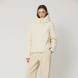 Chaqueta corta de la marca TANTA, modelo GRAUPEL. Chaqueta que combina un exterior Softshell color crudo, totalmente impermeable con un forro de suave pelo sintético tipo rabbit, creando una chaqueta corta con una estética refinada y menos deportiva. Chaqueta Tanta cálida, cómoda y versátil, es una prenda perfecta para la ciudad durante los meses más fríos. Chaqueta TANTA GRAUPEL, ideal para ti!