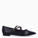 Zapatos estilo merceditas planas de la marca Tamaris, modelo POINTY. Confeccionadas en suave piel negra de primera calidad, destacan por su estilizada puntera fina y su diseño de tiras cruzadas sobre el empeine, que aporta un toque elegante y muy femenino. Cuentan con un cierre de hebilla metálica ajustable en tono dorado y una plantilla acolchada de alta comodidad que garantiza una pisada suave. Su piso plano de goma flexible con tacón de 1 cm asegura un agarre óptimo y confort durante todo el día. Ideales para looks de oficina, combinadas con pantalones de vestir, vestidos fluidos o tejanos anchos. ¡El básico perfecto para tus estilismos diarios y profesionales!