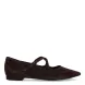 Zapatos estilo merceditas planas de la marca Tamaris, modelo POINTY. Confeccionadas en suave piel de ante en un cálido tono marrón chocolate, destacan por su estilizada puntera fina y su diseño de tiras cruzadas sobre el empeine. Cuentan con cierre de hebilla metálica ajustable y una plantilla acolchada de muy alta comodidad que amortigua cada paso. Su suela de goma flexible con tacón plano de 1 cm garantiza un agarre seguro y máximo confort durante todo el día. Ideales para looks de oficina, combinadas con pantalones de vestir, vestidos fluidos o tejanos anchos. ¡El básico perfecto para tus estilismos diarios y profesionales!