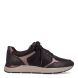 Deportivas urbanas de la marca Tamaris, modelo SIENA. Diseñadas en una sofisticada combinación de texturas en tonos marrón chocolate, bronce y detalles metalizados, destacan por su práctica cremallera lateral para un calce rápido y cómodo.Incorporan plantilla extraíble acolchada de alto confort—ideal para sustituir por plantilla ortopédica—y una ligera suela de goma con entresuela beige y refuerzo en el talón para máxima estabilidad. Elevan al instante conjuntos con tejanos anchos y gabardina clásica, pantalones de punto o estilismos monocromáticos en tonos tierra. ¡El equilibrio perfecto entre tendencia urbana y comodidad diaria!