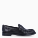Los mocasines Tamaris, modelo MADELEI. son el equilibrio perfecto entre elegancia, comodidad y versatilidad. Confeccionados en piel de color negro, destacan por su diseño clásico y atemporal, realzado con una puntera de acabado corrugado que aporta un toque distintivo.Su suela plana y la puntera redonda ofrecen una pisada estable y confortable para el día a día. Los detalles de la clásica tira, el sutil fruncido y las costuras inspiradas en el mocasín tradicional aportan un aire moderno y sofisticado, convirtiéndolos en un imprescindible para cualquier ocasión.Además, incorporan la tecnología TOUCH-IT de Tamaris MADELEI, una plantilla con amortiguación que se adapta al pie y proporciona una comodidad excepcional durante toda la jornada.Un básico imprescindible de fondo de armario que combina fácilmente con cualquier look, desde el más casual hasta el más elegante.