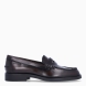 Mocasines clásicos de la marca Tamaris, modelo MITRE. Exterior en piel color marrón oscuro. Interior en piel color negro con plantilla acolchada y extraíble para máxima comodidad. Suela de goma con una cuña de 2cm de altura. Estos mocasines Tamaris MITRE son unos clásicos, ideales en tu día a día!