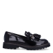 Zapatos estilo mocasín de la marca Tamaris, modelo CAMDEN. Confeccionados en piel de primera calidad con acabado acharolado marrón oscuro, destacan por su diseño clásico con detalle de flecos, borlas y herrajes dorados sobre el empeine. Su horma suave y flexible se adapta fácilmente a todo tipo de pie, ofreciendo un ajuste cómodo desde la primera puesta. Incorporan una plantilla acolchada de alto confort y una suela track de goma dentada con cerco pespunteado, perfecta para aislar del frío y asegurar un agarre impecable. Funcionan genial con calcetines a la vista y minifaldas de tablas, vestidos camiseros o tejanos anchos con jersey de punto grueso. ¡El calzado de tendencia clave para esta temporada!