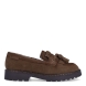 Zapatos estilo mocasín de la marca Tamaris, modelo TUNDRA. Confeccionados en suave piel de ante en tono camel, destacan por su detalle de antifaz con flecos, borlas a tono y un cálido forro interior efecto pelo ideal para el invierno. Su horma suave y flexible se adapta a la perfección a todo tipo de pie. Incorporan plantilla acolchada de alto confort y una suela track de goma dentada con cerco pespunteado que aporta aislamiento y máxima estabilidad. Ideales para combinar con tejanos anchos, pantalones de vestir o vestidos fluidos para un toque de plena tendencia. ¡El básico perfecto para ir abrigada, cómoda y con mucho estilo!