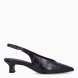 Los salones Tamaris QUEENIE combinan elegancia y comodidad en un diseño perfecto para cualquier ocasión. Están confeccionados en piel de color marrón con un sofisticado acabado efecto cocodrilo, que aporta un toque distintivo y actual. Incorporan un tacón de 4 cm de altura, ideal para proporcionar una ligera elevación y garantizar el confort durante largas jornadas. Su punta afilada realza la silueta del calzado con un aire refinado y femenino. Cuentan con cierre mediante hebilla ajustable para un ajuste seguro y personalizado, además de una plantilla suave que ofrece una mayor comodidad en cada paso. Los Tamaris QUEENIE son la opción perfecta para transformar cualquier look en un conjunto formal y elegante, sin renunciar a un estilo moderno y versátil.