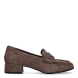 Zapatos estilo mocasín de tacón de la marca Tamaris, modelo JASPER. Confeccionados en suave piel de ante en un elegante tono taupe, destacan por su diseño clásico con detalle de tira sobre el empeine y puntera cuadrada con sutiles fruncidos. Incorporan una plantilla interior acolchada de alto confort que amortigua la pisada y un cómodo tacón bloque de 3 cm con suela de goma flexible, ideal para estilizar con total estabilidad. Perfectos para combinar con pantalones de vestir, faldas midi o tejanos anchos con blazer para conseguir un estilismo impecable y en tendencia. ¡El básico refinado y cómodo para elevar tus looks de diario y de oficina!