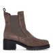 Botines chelsea de tacón de la marca Tamaris, modelo SAND. Confeccionados en suave piel de ante en un favorecedor tono taupe, presentan caña media con elásticos laterales en contraste y tirador trasero para un calce suave y rápido. Incorporan plantilla interior acolchada de alto confort, un estable tacón ancho en bloque de 4 cm y una suela track de goma dentada que asegura aislamiento térmico y gran agarre. Sientan de cine con tejanos anchos, pantalones de vestir en tonos tierra o vestidos midi con prendas de punto y abrigos de paño. ¡El botín versátil y cómodo definitivo para elevar tus conjuntos diarios con un toque de pura tendencia!