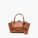 Bolso de la marca Hidesins, modelo FLAP S. Elaborado en piel de alta calidad color marrón con estampado de logotipo en frente. Bolso con botón magnético, correa bandolera ajustable y extraíble. Herrajes metálicos chapados en oro y bolsillos interiores. Medidas: alto 14cm y ancho 22cm. Este bolso Hidesins FLAP S está confecciado con elegancia, un complemento ideal para resaltar tus looks!