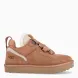 Deportivas de la marca UGG, modelo LOWMEL. Exterior en ante color camel con logotipo grabado. Interior en piel acolchada para máxima comodidad. Cierre de las deportivas con cordones bicolor. Suela de goma con plataforma de 3cm de altura. Estas deportivas UGG LOWMEL tienen el equilibrio perfecto entre transpirabilidad y calor. Son ideales para tu día a día!
