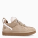 Deportivas de la marca UGG, modelo LOWMEL. Exterior en ante color crema con logotipo grabado. Interior en piel acolchada para máxima comodidad. Cierre de las deportivas con cordones bicolor. Suela de goma con plataforma de 3cm de altura. Estas deportivas UGG LOWMEL tienen el equilibrio perfecto entre transpirabilidad y calor. Son ideales para tu día a día!