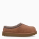 Zuecos de la marca UGG, modelo TAZZ. Exterior en ante color camel con logotipo grabado. Interior con forro y plantilla suave. Suela de los zuecos de goma con plataforma de 2cm de altura. Estos zuecos UGG TAZZ son la tendencia de temporada, combina un estilo moderno y una comodidad única que no te puede faltar!