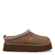 Zuecos TAZZ II de UGG en ante color camel de piel de oveja ultrasuave con logotipo UGG grabado. Interior y plantilla forrado de pelo de oveja natural. Suela de los zuecos de goma eva de caña de azucar con plataforma de 4,4cm de altura. Estos zuecos UGG TAZZ II son la tendencia de temporada, combina un estilo moderno y una comodidad única que no te puede faltar!