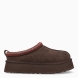 Zuecos TAZZ II de UGG en DUSTED COCOA / marrón oscuro. Exterior en ante color marrón oscuro de piel de oveja ultrasuave con logotipo UGG grabado. Interior y plantilla forrado de pelo de oveja natural. Suela de los zuecos de goma eva de caña de azucar con plataforma de 4,4cm de altura. Estos zuecos UGG TAZZ II son la tendencia de temporada, combina un estilo moderno y una comodidad única que no te puede faltar!
