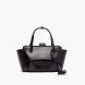 Bolso de la marca Hidesins, modelo FLAP S. Elaborado en piel de alta calidad color negro con estampado de logotipo en frente. Bolso con botón magnético, correa bandolera ajustable y extraíble. Herrajes metálicos chapados en oro y bolsillos interiores. Medidas: alto 14cm y ancho 22cm. Este bolso Hidesins FLAP S está confecciado con elegancia, un complemento ideal para resaltar tus looks!