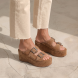 Sandalias de la marca Itse, modelo ROUT. Exterior de las sandalias fabricadas en ante color camel con dos tiras en pala y aplicaciones de tachuelas plateadas. Cierre de sandalias con doble hebilla en pala. Interior en ante color camel. Suela con cuña de 8cm de altura. Estas sandalias Itse ROUT son un complemento ideal para esta temporada, estiliza y da estilo a tus looks!