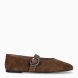 Merceditas de la marca Itse, modelo LABT. Exterior en ante color taupe con puntera redonda. Interior en piel color taupe. Cierre con hebilla coco en pala. Suela plana de goma. Estas merceditas Itse LABT son ideales para darle look, comodidad y estilo a tus looks de temporada!