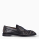 Mocasines Itse Lou. Eleva tu estilo con la tendencia brushed leather más atrevida de la temporada. Mocasines confeccionados en piel marrón de máxima calidad con efecto desgastado, estilo aviador. Estos mocasines destacan por su efecto vintage y cosido a mano de la punta, con un acabado ultra suave. Diseñados para amantes de la moda que no renuncian a la comodidad: ligeros, flexibles e impecables para el día a día.