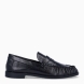 Mocasines Itse Lou. Eleva tu estilo con la tendencia eel print más sofisticada de la temporada. Mocasines confeccionados en piel negra de máxima calidad. Estos mocasines destacan por su textura y cosido a mano de la punta, con un acabado ultra suave. Diseñados para amantes de la moda que no renuncian a la comodidad: ligeros, flexibles e impecables para el día a día.