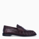 Mocasines Itse Lou. Eleva tu estilo con la tendencia eel print más sofisticada de la temporada. Mocasines confeccionados en piel burdeos de máxima calidad. Estos mocasines destacan por su textura y cosido a mano de la punta, con un acabado ultra suave. Diseñados para amantes de la moda que se atreven con los colores de la temporada y que no renuncian a la comodidad: ligeros, flexibles e impecables para el día a día.