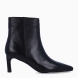 Botines de la marca Munné, modelo ARILA. Botines elaborados en napa color negro. Botines con punta lápiz y un tacón fino de 7cm de altura. Estos botines Munné tienen como cierre una cremallera. Botines Munné ARILA, son un complemento para tus looks con elegancia!