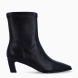 Botines de la marca Itse, modelo LATX. Botines elaborados en licra color negro con efecto liso. Botines con punta lápiz y un tacón fino de 5cm de altura. Estos botines Itse tienen como cierre una cremallera. Botines Itse LAXT, son un complemento para tus looks con elegancia!
