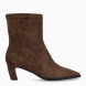 Botines de la marca Itse, modelo LATX. Botines elaborados en licra color taupe con efecto liso. Botines con punta lápiz y un tacón fino de 5cm de altura. Estos botines Itse tienen como cierre una cremallera. Botines Itse LAXT, son un complemento para tus looks con elegancia!