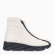 Botines de la marca Itse, modelo SELEN. Botines elaborados en piel color crudo con cremallera en pala. Botines Itse con suela de goma con cuña de 4cm de altura. Estos botines Itse SELEN, son un complemnto básico para esta temporada!