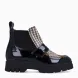 Botines de la marca Munné, modelo MAPI07. Botines elaborados en charol color negro con estampado en pala. Botines adaptables para el día a día, que brinda la mayor comodidad en cada paso. Botines Munné con cierre de gomas elástica y suela dentada plana. Estos botines Munné MAPI07 son ideales para ti!