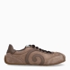 Deportivas barefoot de la marca El Naturalista, modelo SDAT. Deportivas elaboradas en ante color camel con detalle de logo en parte exterior y detalle en ante. Interior en piel. Cierre de deportivas El Naturalista con cordones y suela de goma plana. Estas deportivas El Naturalista SDAT tiene un diseño ligero y flexible que ofrece una experiencia barefoot con cada movimiento! Ideal para tu día a día!