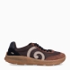 Deportivas de la marca El Naturalista, modelo OLIVER. Deportivas elaboradas en naylon color marrón chocolate con detalle de logo en parte exterior y detalle en ante. Interior en piel. Cierre de deportivas El Naturalista con cordones y suela de goma plana. Estas deportivas El Naturalista OLIVER tiene un diseño ligero y flexible que ofrece una experiencia barefoot con cada movimiento! Ideal para tu día a día