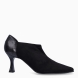 Abotinados de la marca Itse, modelo ECLAT. Abotinados en ante color negro con punta lápiz, que le da el toque elegante. Abotinados con caña corta y tacón de 4cm de altura, que estiliza tus looks sin perder la comodidad. Abotinados Itse ECLAT, ideal para ti!