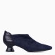 Botines la marca Itse, modelo DEBUT. Botines en ante color azul con punta lápiz, que le da el toque elegante. Botines con caña corta y tacón grueso de 4cm de altura para tener la comodidad al andar. Botines Itse DEBUT, ideal para ti!