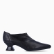 Botines la marca Itse, modelo DEBUT. Botines en polipiel color negro con punta lápiz, que le da el toque elegante. Botines con caña corta y tacón grueso de 4cm de altura para tener la comodidad al andar. Botines Itse DEBUT, ideal para ti!