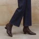 Botines de la marca Itse, modelo AUBELINE. Botines elaborados en polipiel color marrón oscuro con punta lápiz. Botines Itse con tacón grueso con 4cm de altura. Estos botines Itse AUBELINE, son un complemento que darán elegancia y comodidad a tus looks!