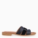 Chanclas de la marca Itse, modelo AYLIN. Exterior en piel color negro con detalle de adorno dorado en pala. Interior de sandalias Itse en piel color cuero. Sandalias Itse con suela plana de goma. Estas chanclas Itse AYLIN son un complemento clásico para tu look de verano, te ayudará a caminar con ligereza, comodidad y estilo!