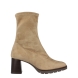 Botín de la marca Itse, modelo Ivette. Exterior del botín de ante de color beig. Interior del botín de textil de color negro. Botín con tacón medio y ancho de 6,5 cm de altura. Botín con plantilla acolchada para garantizar el máximo confort. Altura de caña del botín de 15 cm de altura. El botín de la marca Itse, modelo Ivette, es un botín muy cómodo, ya que se adapta perfectamente al pie y a la pierna. El botín de ante beig de Itse es un botín muy versátil e ideal para combinar con tonos marrones.